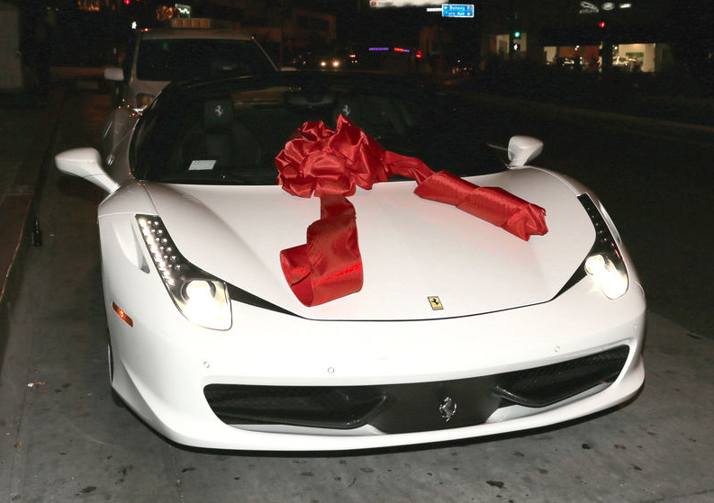 Av Tyga fick Kylie en Ferrari värd närmare 2,8 miljoner. 